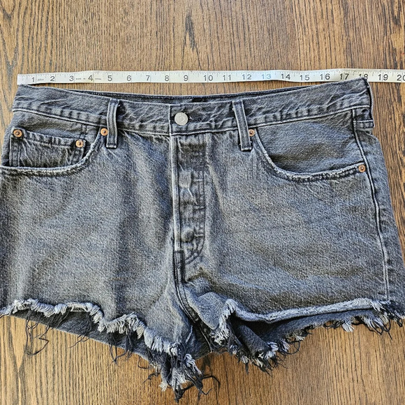 Levi's 501 Black Faded Wash Raw Hem Jean Button Fly Shorts Size Women 12/32 - Picture 3 of 6